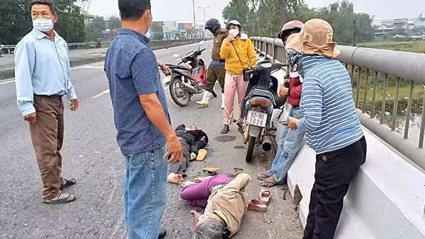 Chạy vào làn ô tô bị xe đầu kéo đẩy đi 50m ảnh 4