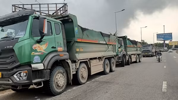 Xử lý nghiêm xe chở quá tải trên địa bàn Khu kinh tế Dung Quất