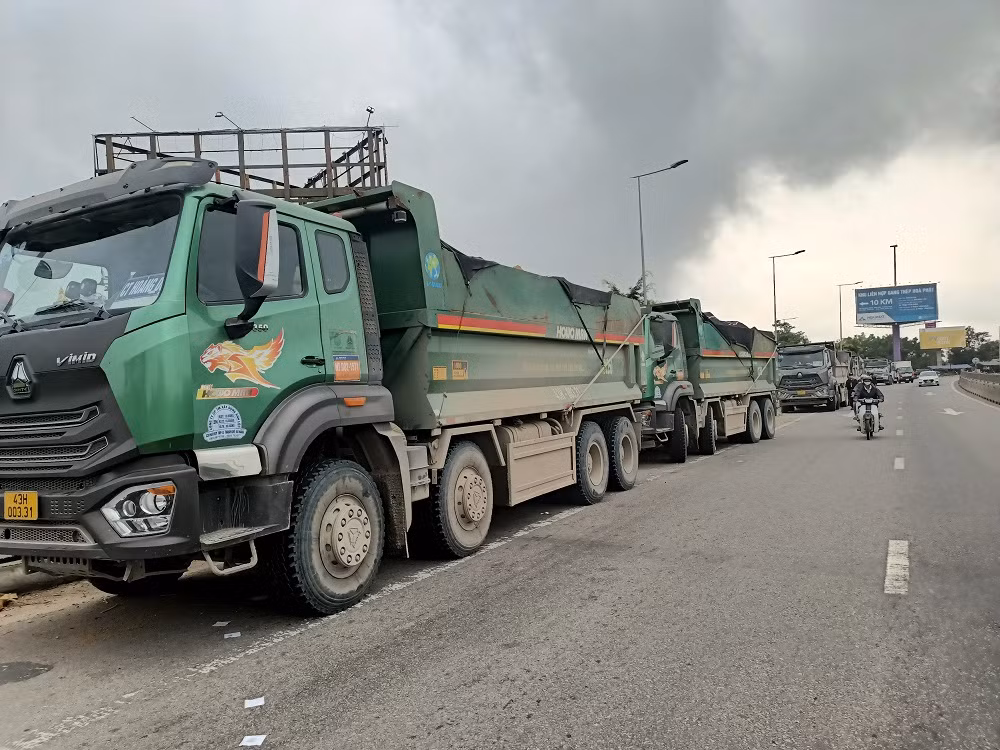 Xử lý nghiêm xe chở quá tải trên địa bàn Khu kinh tế Dung Quất -0