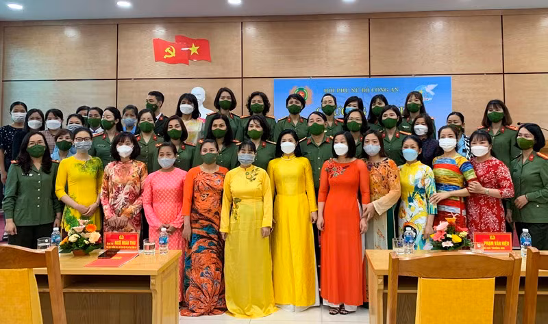 Tặng áo dài, trao gửi yêu thương đến chị em phụ nữ có hoàn cảnh khó khăn -0