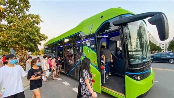 Người dân TP.Hồ Chí Minh trải nghiệm VinBus: “Như đi du lịch giữa lòng thành phố”