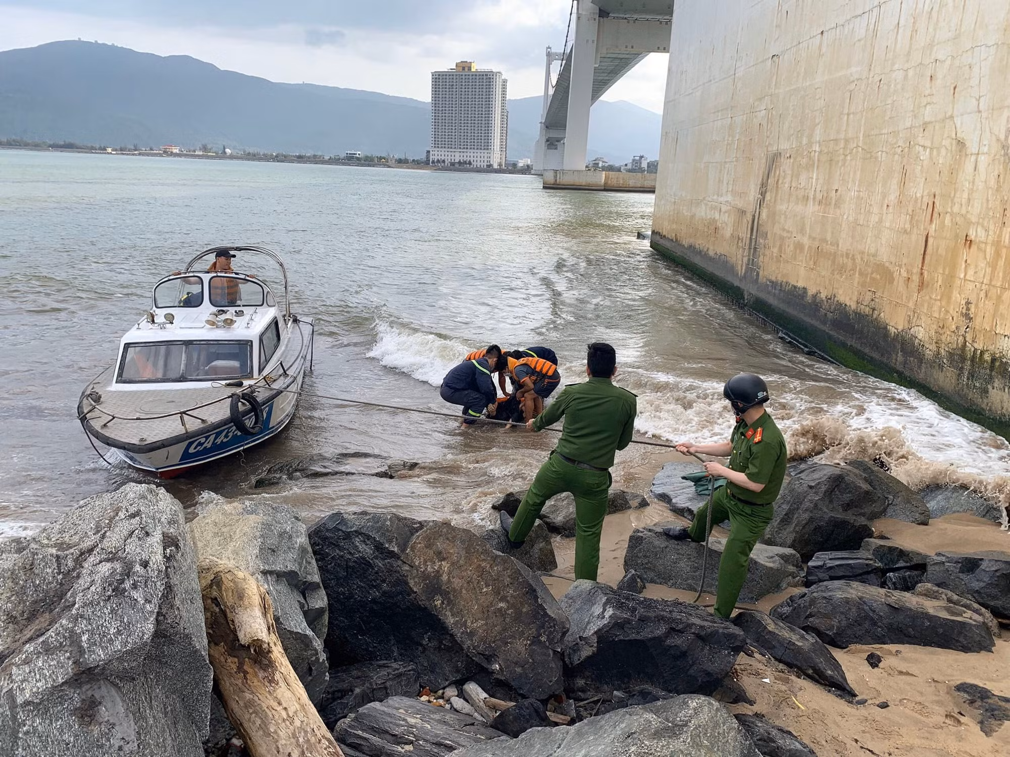 Công an kịp thời ứng cứu cụ ông 86 tuổi định “nhảy cầu” Thuận Phước -0