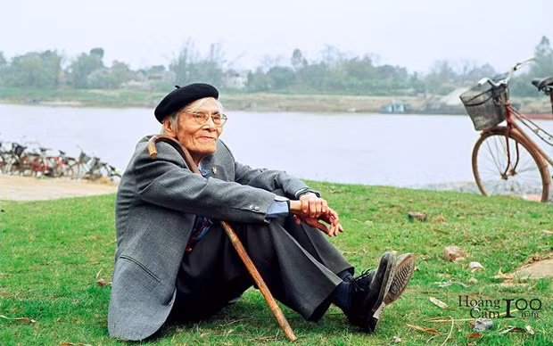 nhà thơ hoàng cầm bên dòng sông đuống.jpg -0