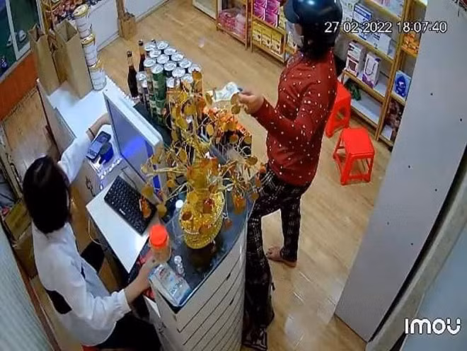 Nữ quái dùng chân thực hiện hàng chục vụ trộm tài sản sa lưới -0