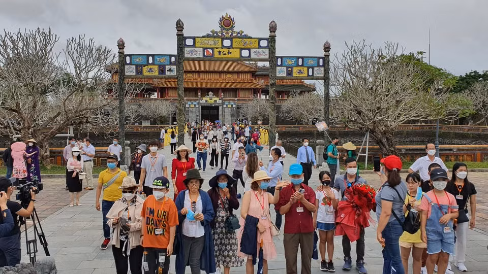 Di sản Huế đón hàng trăm du khách đến tham quan -0