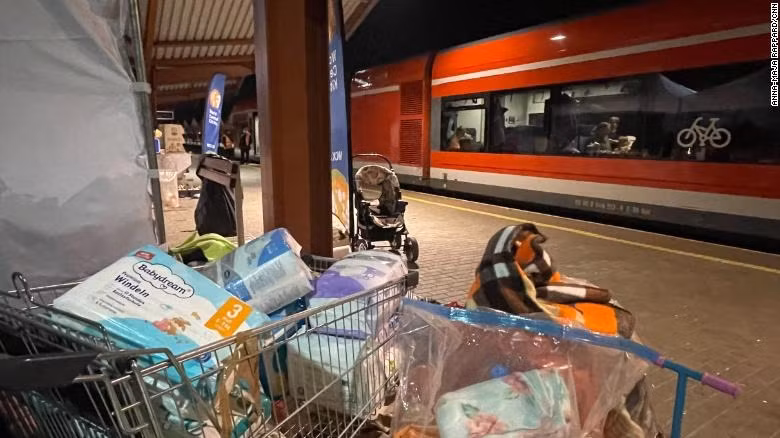 Ba Lan chào đón người tị nạn Ukraine với quần áo, thú nhồi bông miễn phí - 2