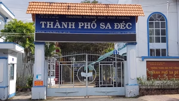Phê bình hiệu trưởng liên quan việc "chỉnh sửa điểm học bạ"