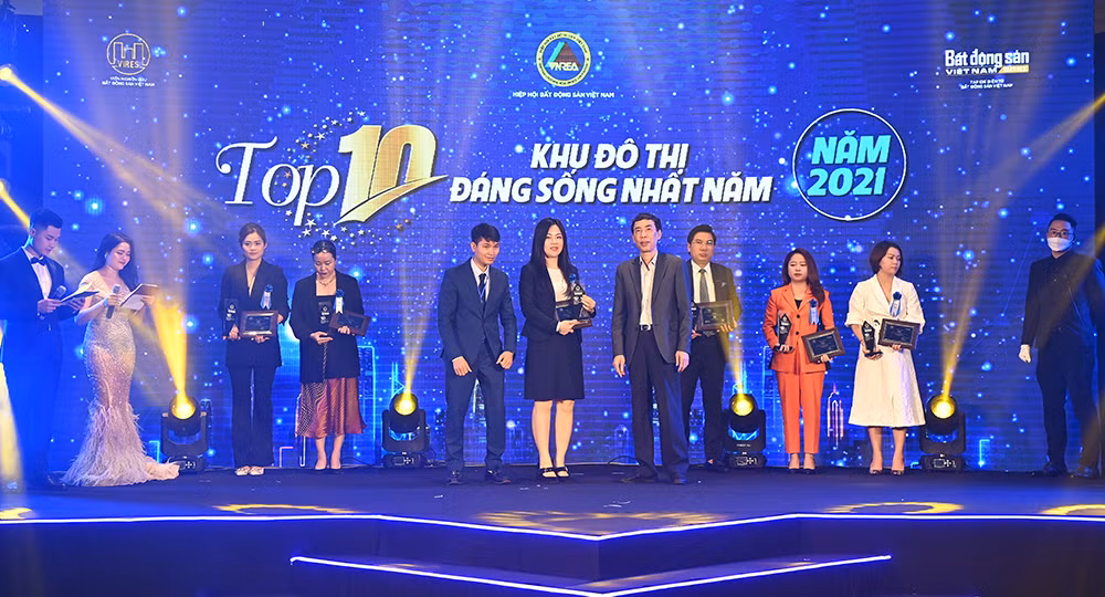Van Phuc City nhận 2 danh hiệu Bất động sản dẫn đầu 2021 – 2022 -0