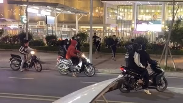 Hai nhóm thanh niên chém nhau loạn xạ trong quán nhậu "Số Dzách" ảnh 2