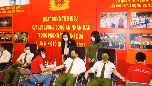 Chiến sĩ trại giam hiến máu cứu cháu bé 13 tuổi ảnh 2