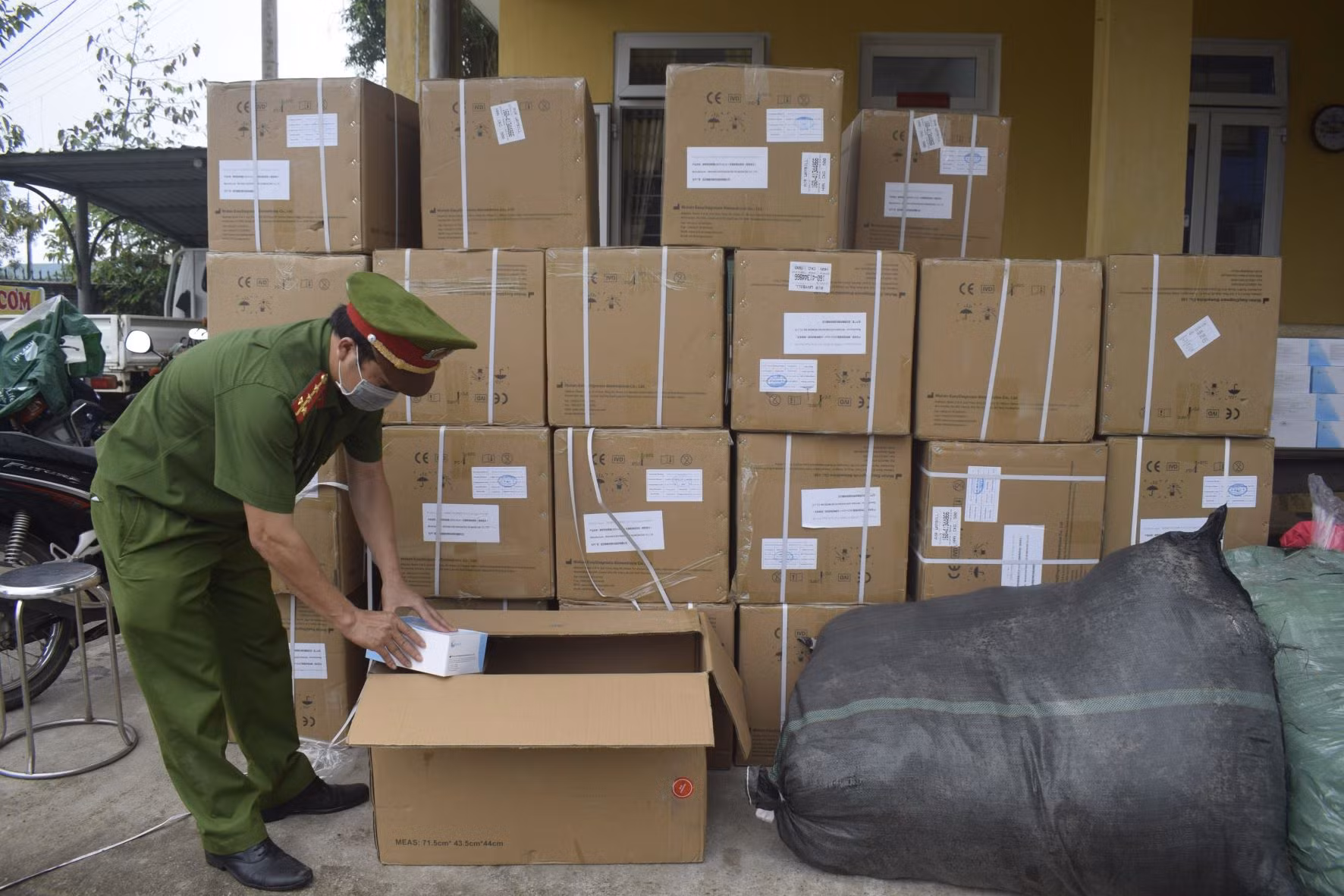 Phát hiện ô tô tải chở 50.000 kit test COVID-19 không rõ nguồn gốc -0