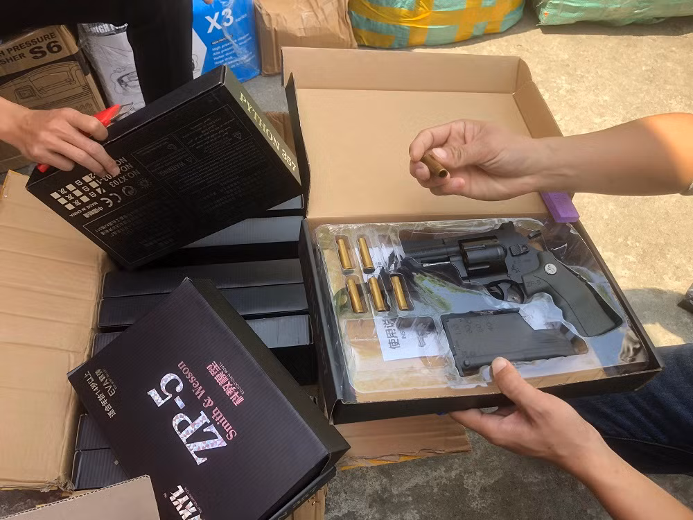 Bắt giữ ô tô vận chuyển nhiều hàng cấm, hàng không rõ nguồn gốc -0