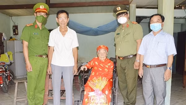 Tuổi trẻ Công an Sóc Trăng hành quân về nguồn hoạt động an sinh xã hội