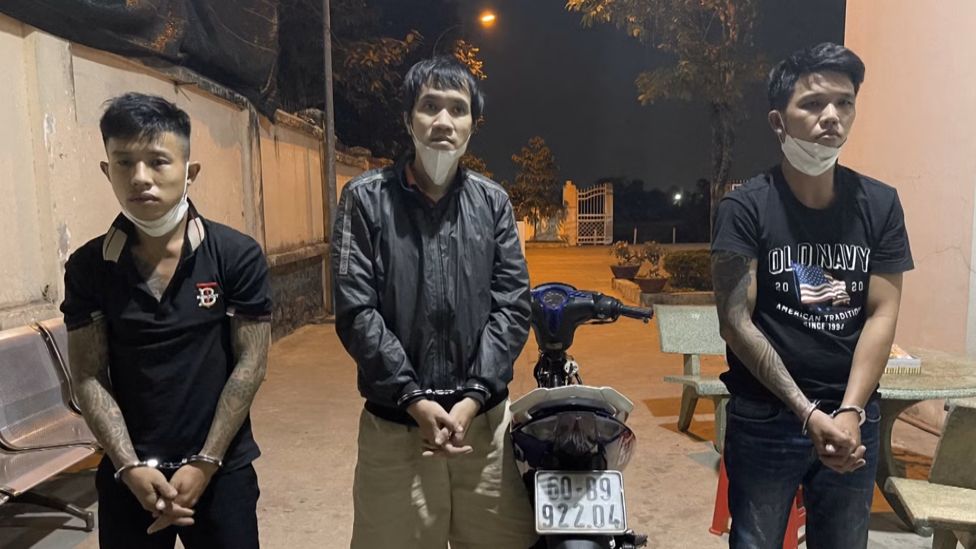Bắt 3 thanh niên dàn cảnh mua bán xe để cướp tài sản -0