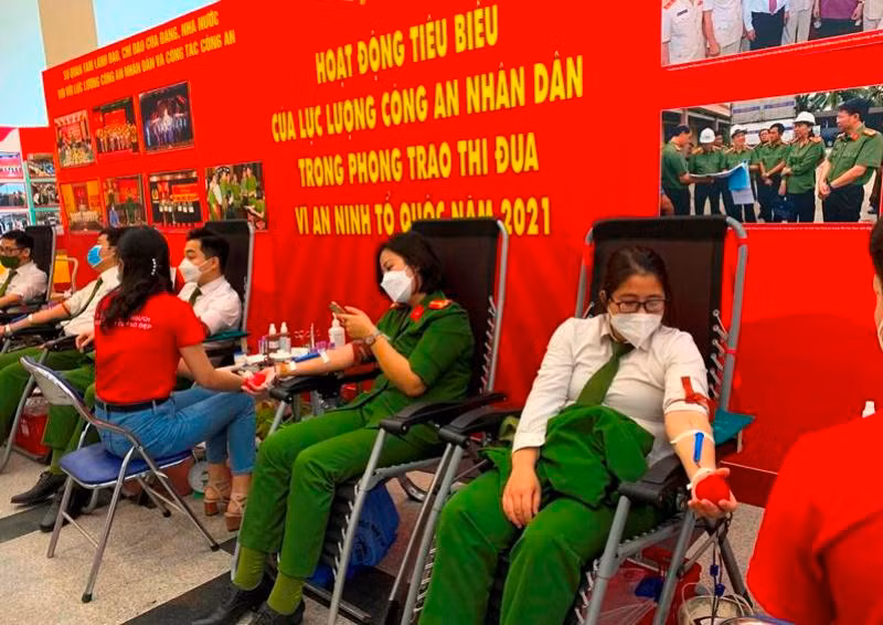 Giọt máu nghĩa tình vì đồng đội thân yêu -0