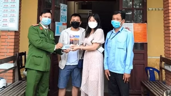 Phó Trưởng Công an phường trả 300 triệu đồng cho người đánh rơi ảnh 3