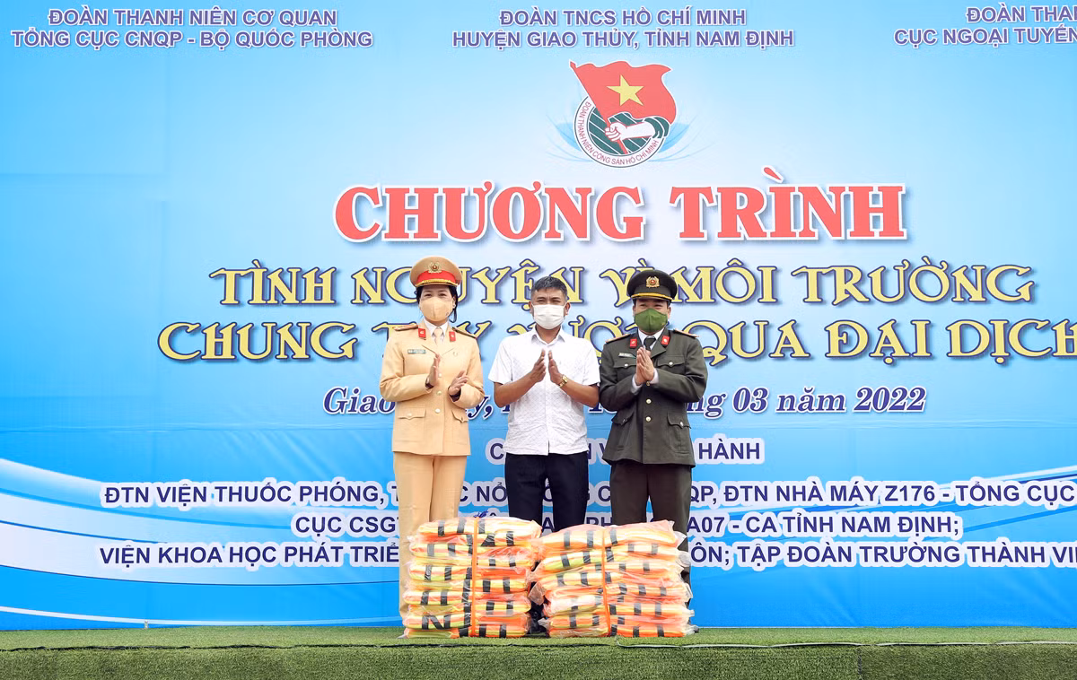 Thanh niên tình nguyện vì môi trường, chung tay giúp nhân dân đẩy lùi dịch bệnh -0