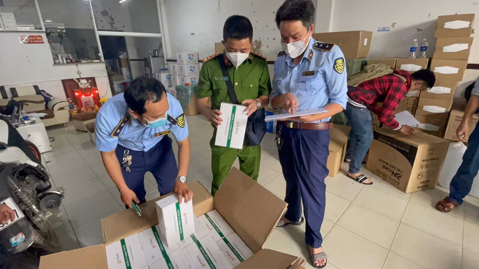 Thu giữ 5 vạn kit test COVID-19 không nguồn gốc ảnh 6