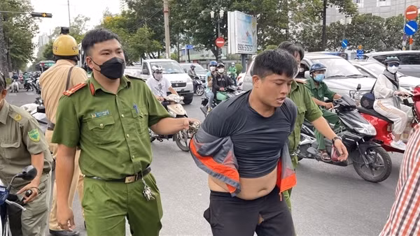 Tên cướp luôn thủ biển số giả trong cốp xe