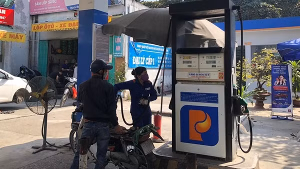 “Chốt” phương án giảm thuế bảo vệ môi trường 2.000 đồng/lít xăng ảnh 1