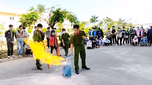 Đoàn Thanh niên Công an TP Nha Trang tuyên truyền PCCC và hướng dẫn thực hành chữa cháy