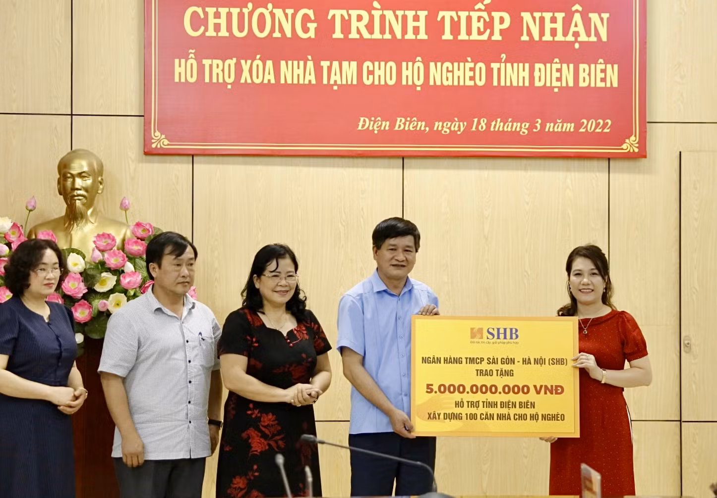 Gia đình và doanh nghiệp của doanh nhân Đỗ Quang Hiển ủng hộ Điện Biên 20 tỷ đồng xây nhà cho hộ nghèo -0