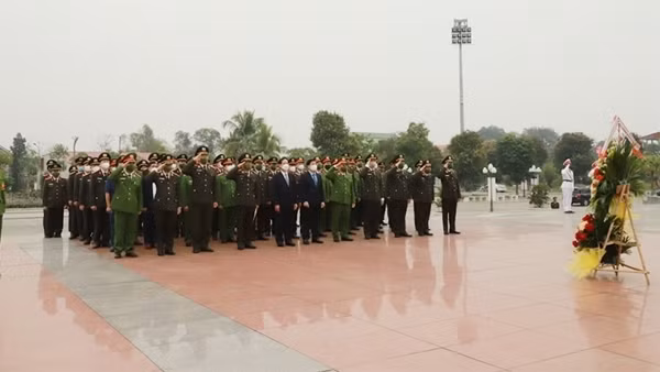 Đoàn đại biểu Đảng ủy CATƯ và Tỉnh ủy Bắc Giang dâng hương tại Khu lưu niệm 6 điều Bác Hồ dạy CAND