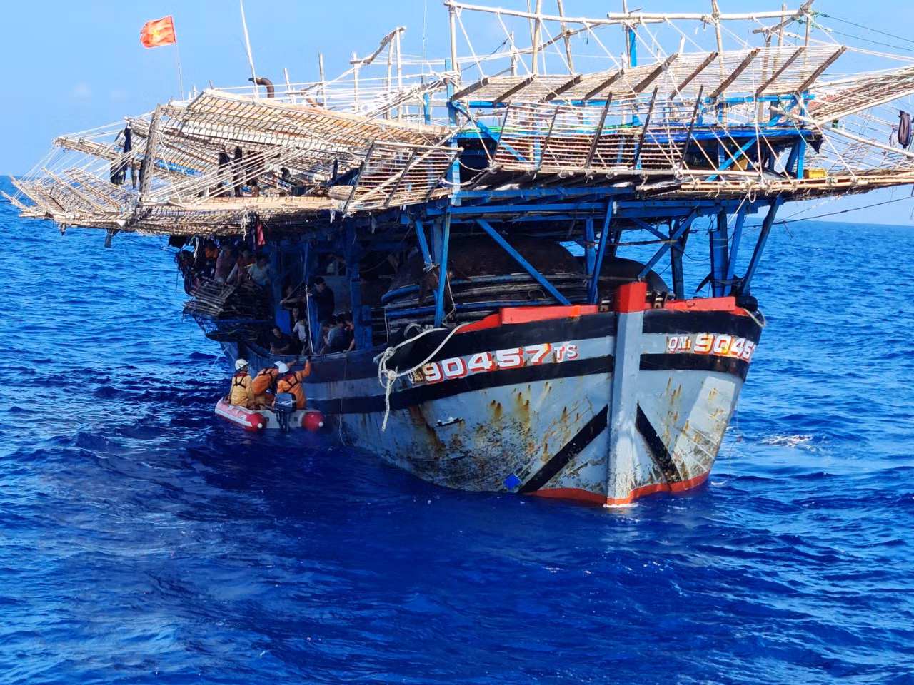 Hơn 20 giờ cứu nạn ngư dân bị chấn thương nặng ngoài khơi đưa vào bờ -0
