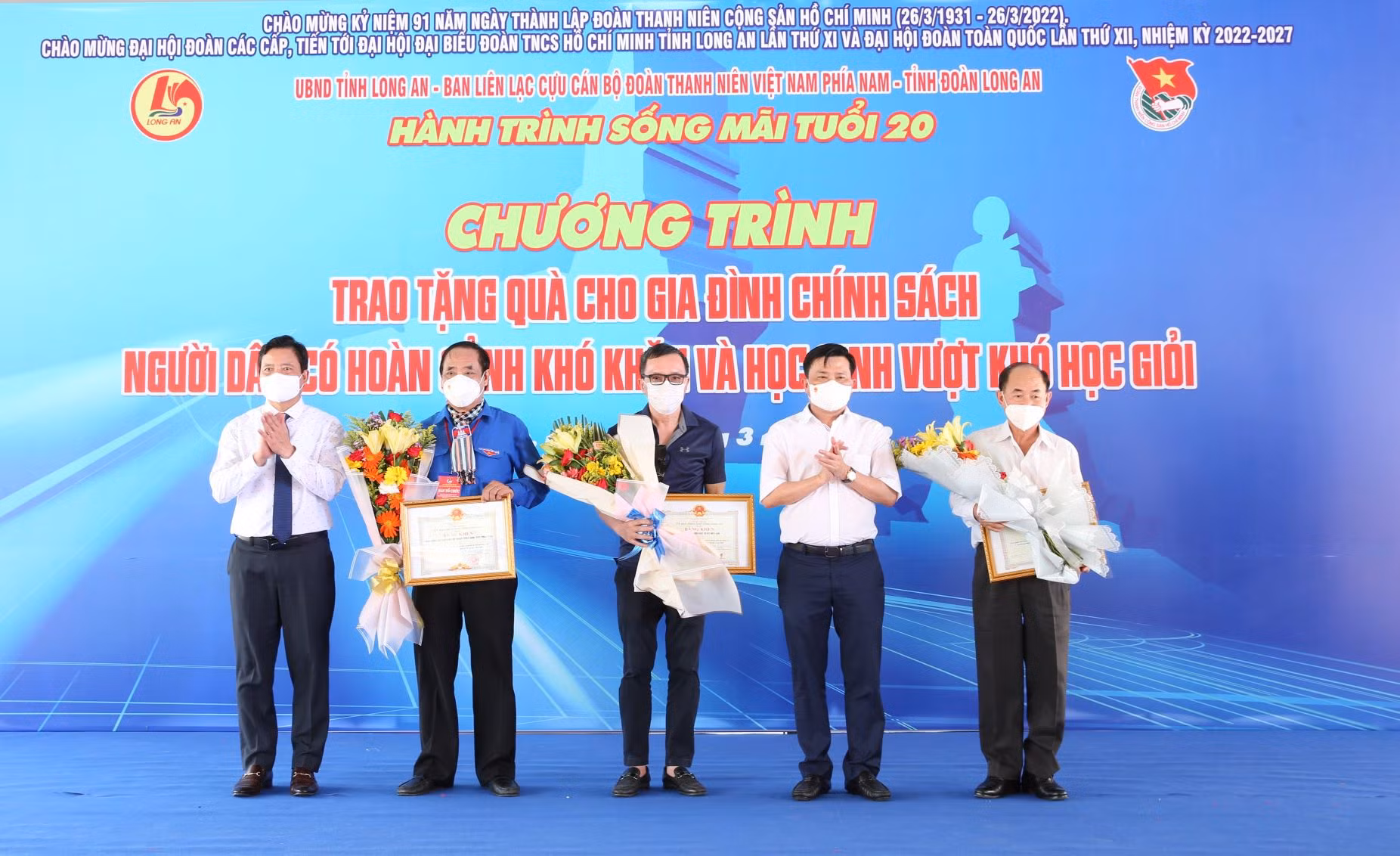 Hàng trăm phần quà, xuất học bổng đến với người dân học sinh trong chương trình 