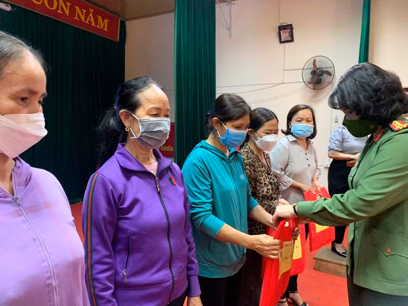 Tặng áo dài, trao gửi yêu thương đến chị em phụ nữ có hoàn cảnh khó khăn -0