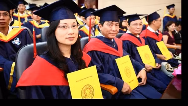 Miễn học phí, cấp học bổng cho nghiên cứu sinh Tiến sỹ có năng lực xuất sắc