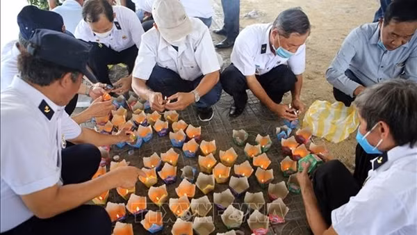 Đà Nẵng dâng hương, thả hoa đăng tưởng niệm các Liệt sĩ tại đảo Gạc Ma