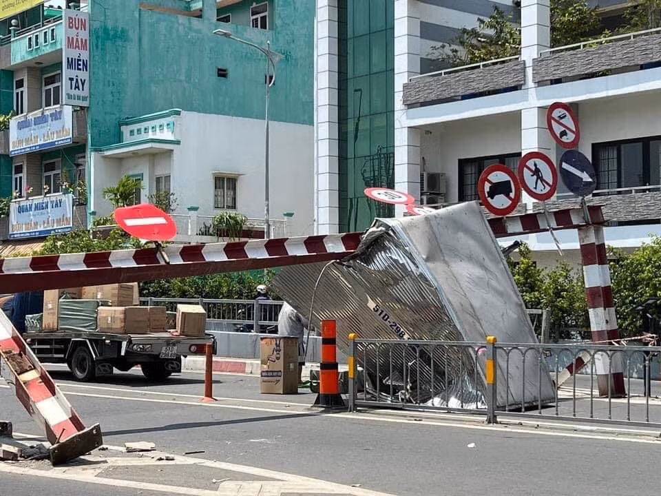 Thùng xe biến dạng khi cố tình vượt thanh chắn chiều cao hầm chui đường Phạm Văn Chí -0