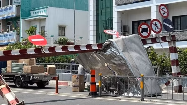 Thùng xe bị gạt văng khi cố tình vượt thanh chắn hầm chui