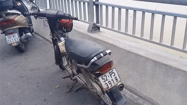 Bỏ lại xe máy, nhảy cầu Rạch Miễu tử vong