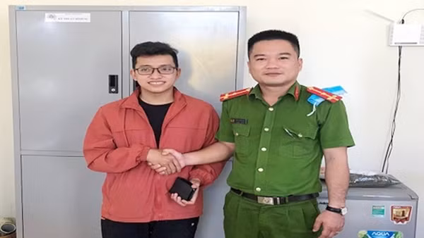 Thượng uý Công an tìm, trả lại tài sản cho người đánh rơi