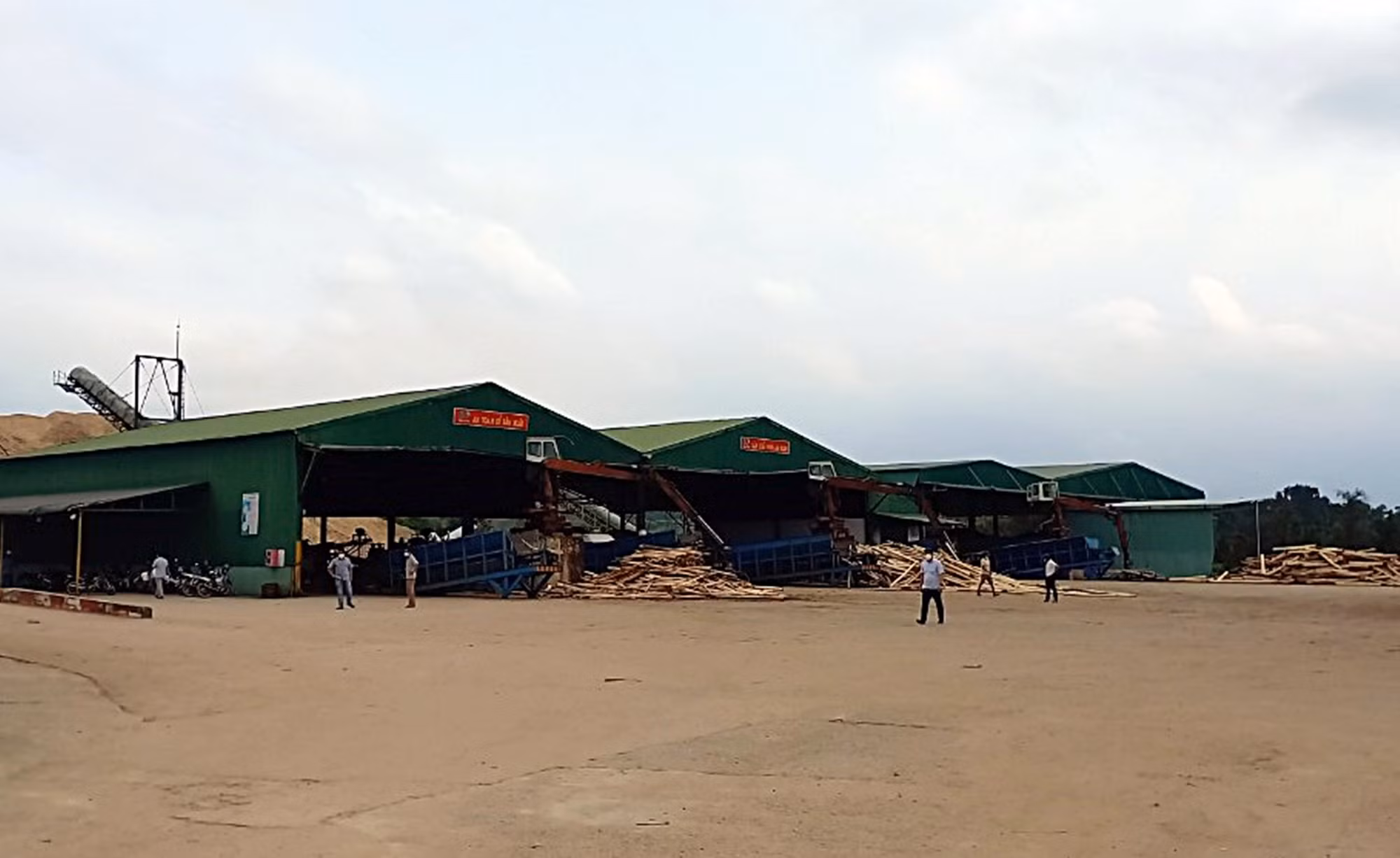 Bị cuốn vào đường truyền của nhà máy dăm, nữ công nhân tử vong -0