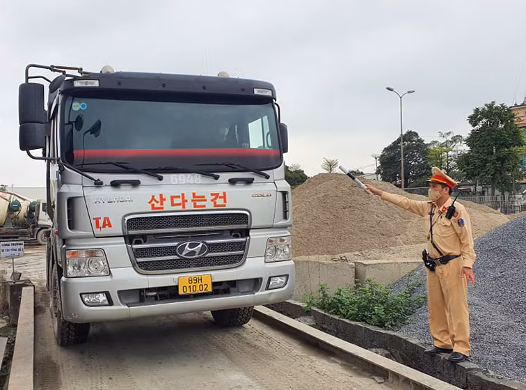 CSGT bắt dính hàng loạt xe quả tải ở mọi cửa ngõ Thủ đô -0