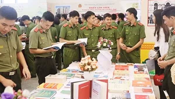 Phát triển văn hoá đọc - Dấu ấn từ Ngày Sách và Văn hoá đọc trong CAND ảnh 2