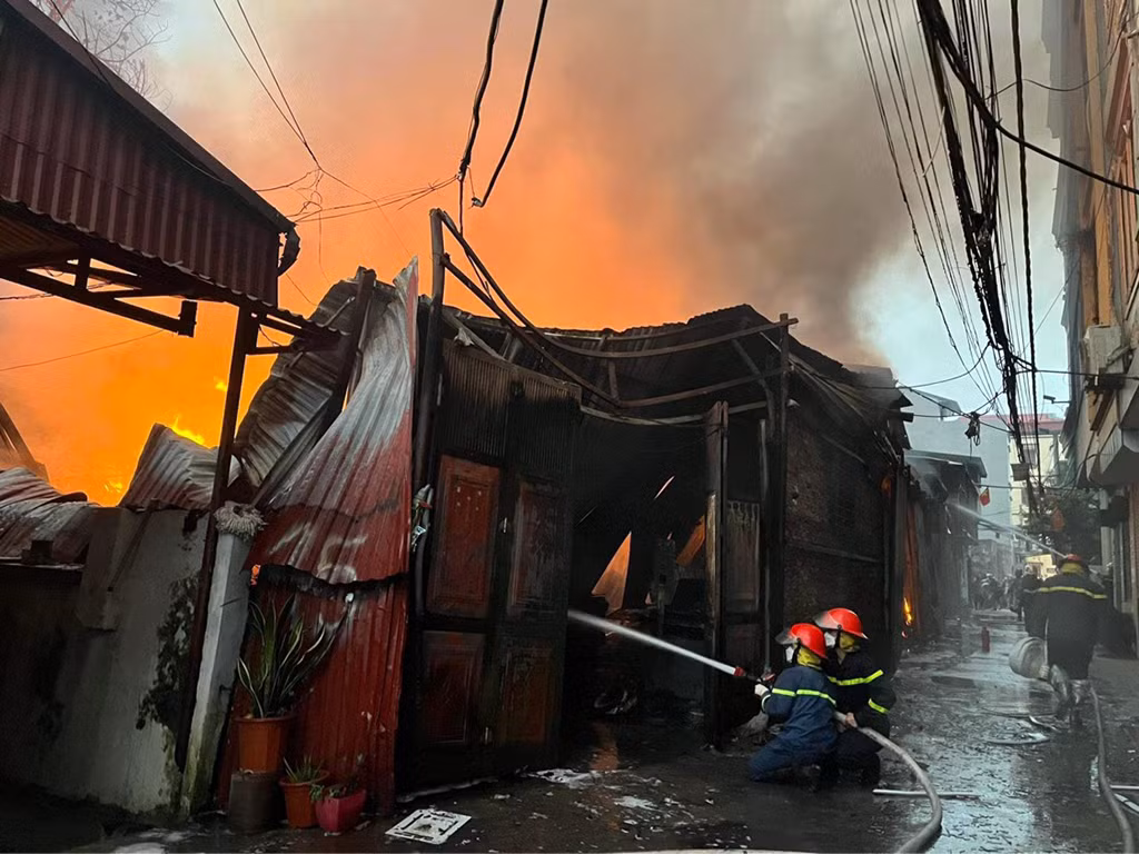 Kịp thời khống chế đám cháy nhà xưởng tại quận Hoàng Mai -0