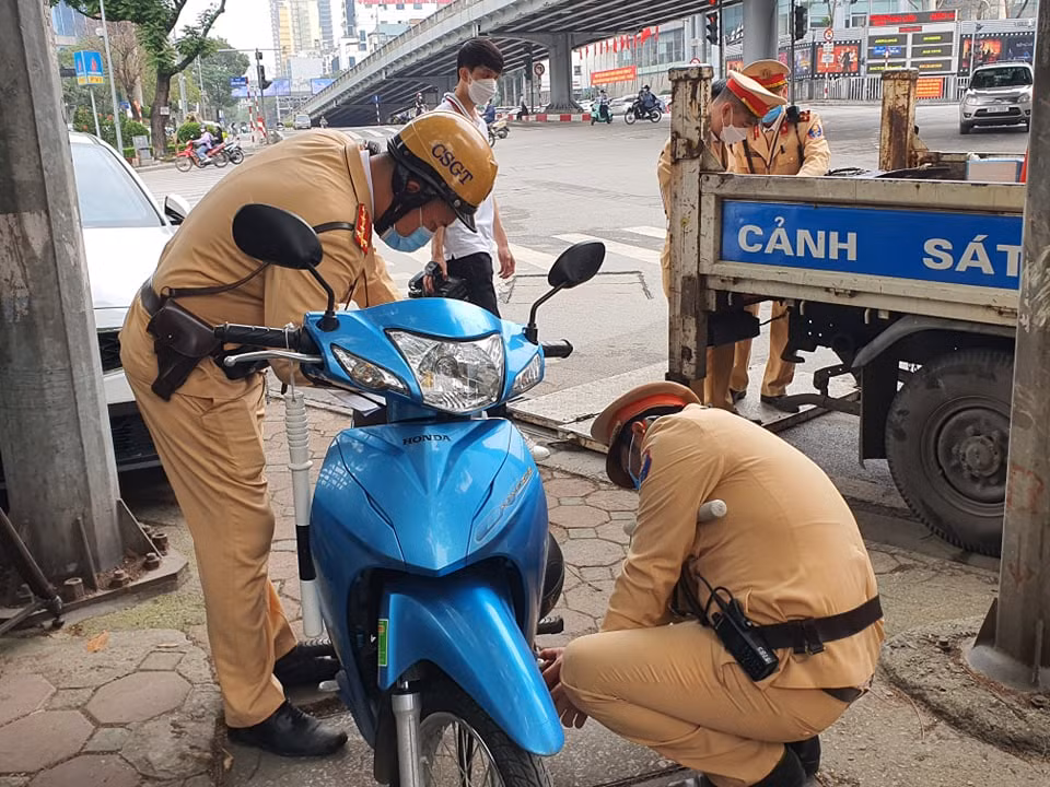 Lái xe bỏ lại xe mặc CSGT xử lý.