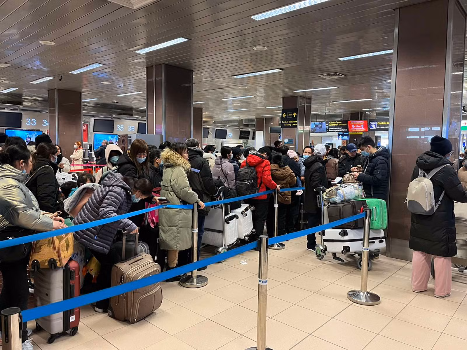 Sun Group và Vietnam Airlines triển khai thành công hai chuyến bay đưa người Việt Nam tại Ukraine về nước -0