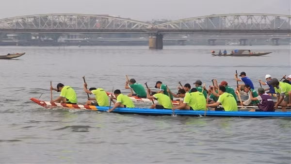 Gần 500 VĐV tranh tài đua ghe trên sông Hương