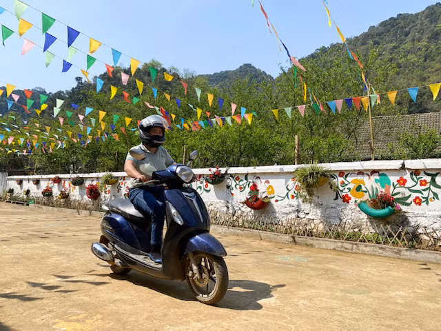 cô giáo vì thị nhân đeo chân giả bên phải, lái xe máy từ nhà đến điểm trường săn cài - ảnh quỳnh nguyễn.jpg -0