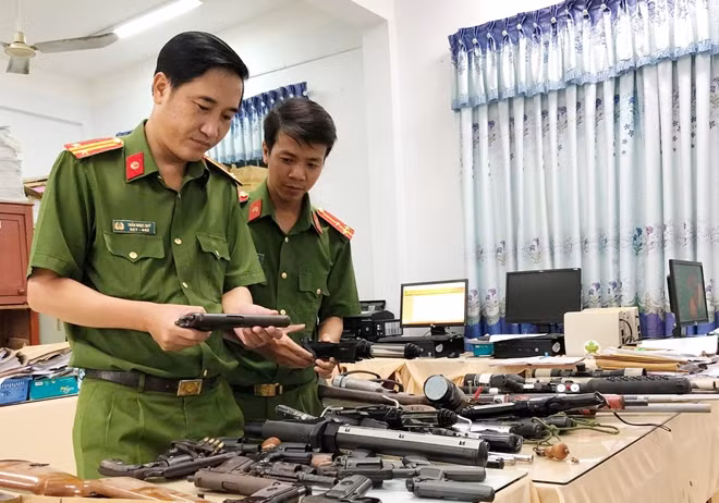 Cán bộ Phòng CSQLHC về TTXH Công an tỉnh Bạc Liêu kiểm tra VK, CCHT thu hồi được.