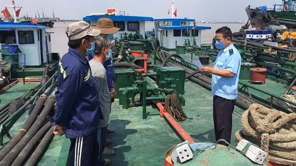 Tàu cá "độ" thành tàu chở dầu ảnh 3