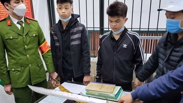 Tóm gọn hai đối tượng mang cần sa cất cốp xe máy ảnh 2