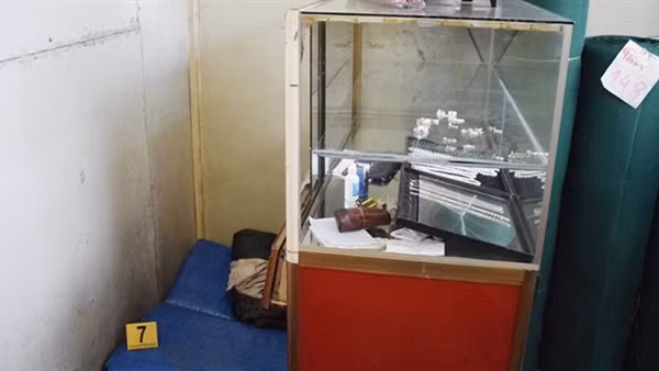 Đeo thử dây chuyền vàng rồi "tóc gió mây bay" ảnh 3