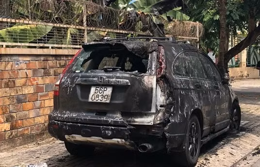 Truy tìm nghi can phóng hỏa đốt 3 xe ô tô đậu trên lề đường -0