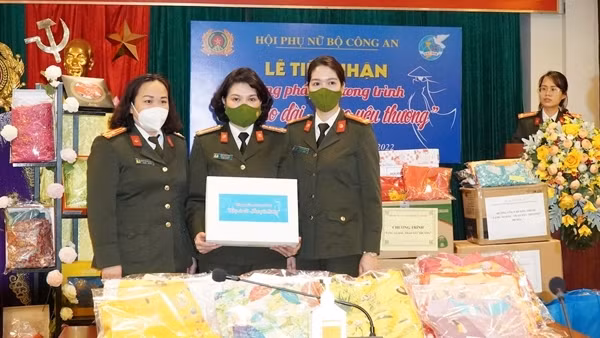 Tặng áo dài, trao gửi yêu thương đến phụ nữ có hoàn cảnh khó khăn ảnh 6